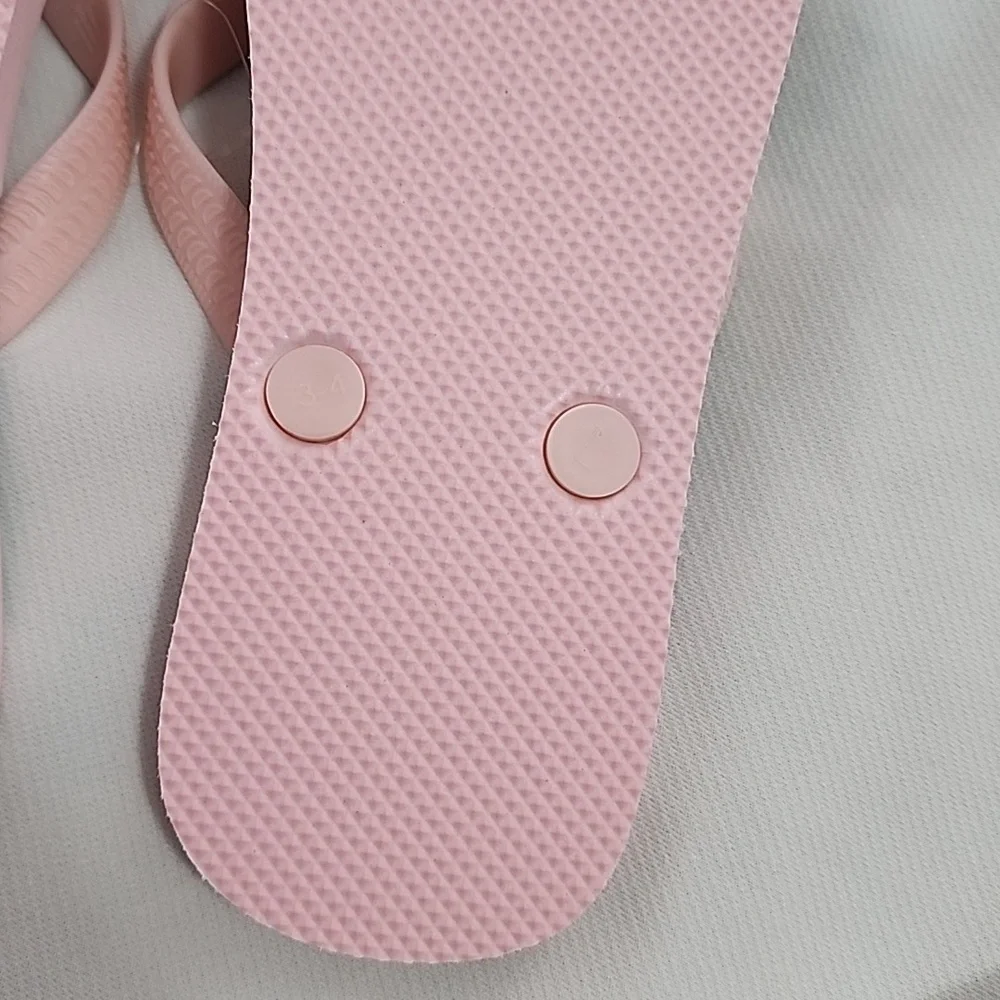 Old Navy Flip flops Size: 3-4